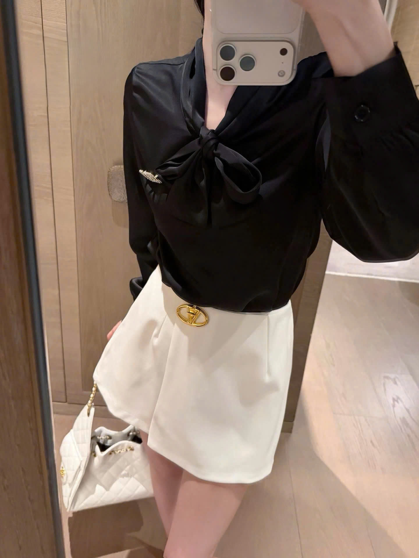Áo đen cột nơ vải lụa Valentino 4