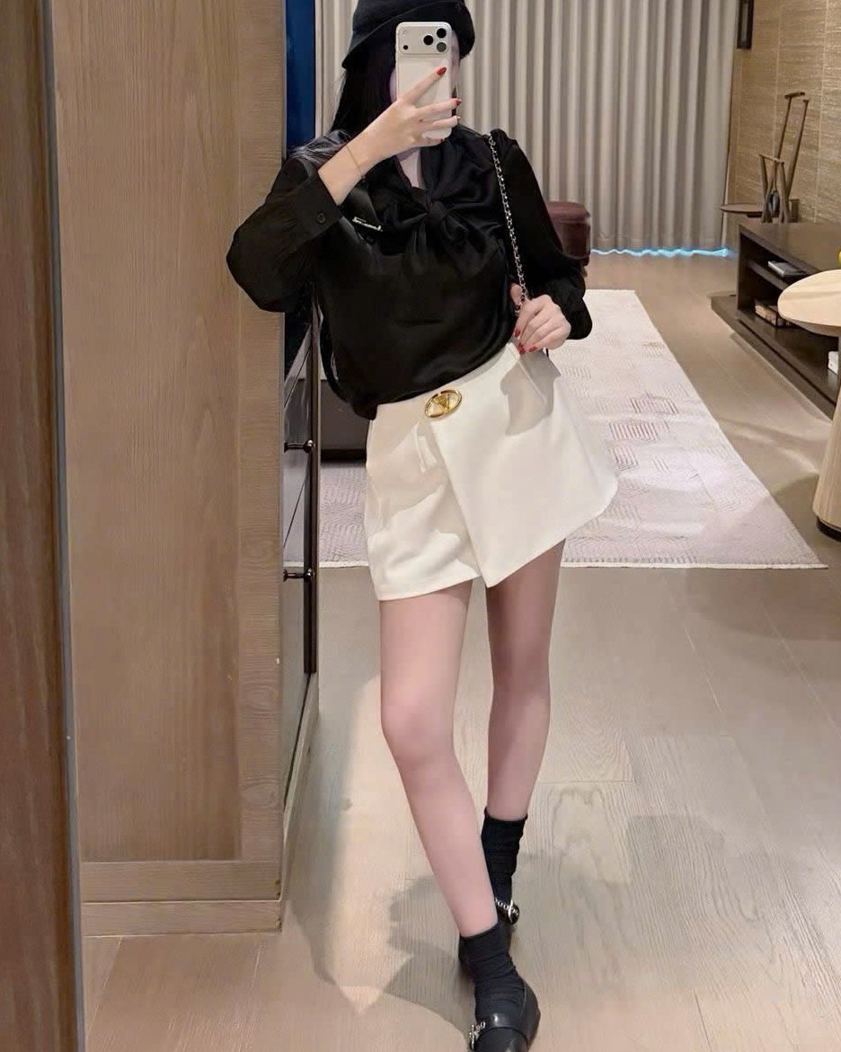 Áo đen cột nơ vải lụa Valentino 7