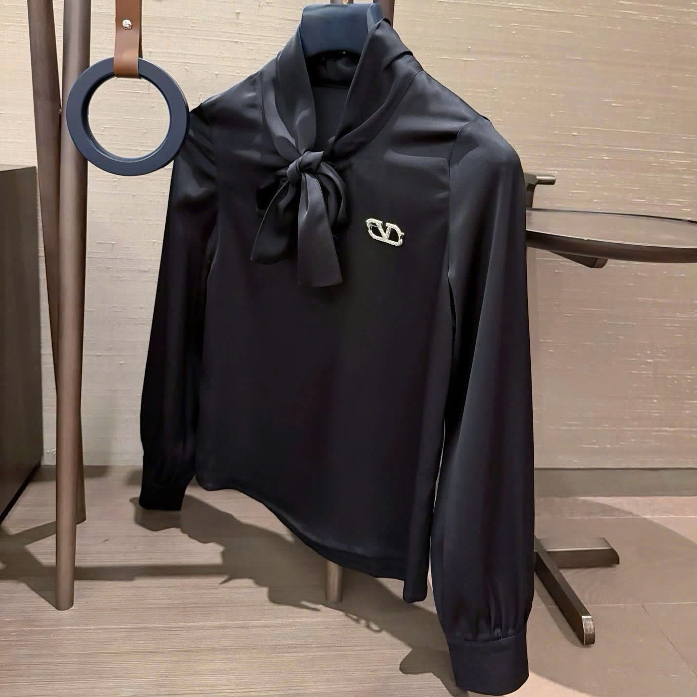Áo đen cột nơ vải lụa Valentino 9