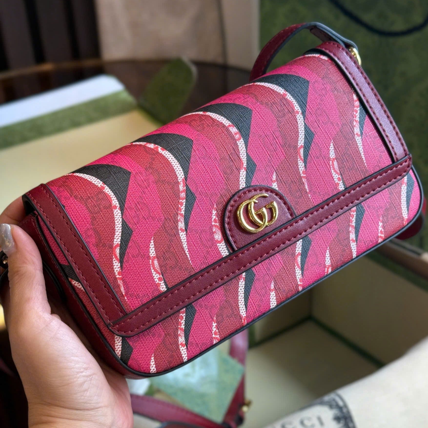 Túi Gucci Small Shoulder Bag With GG Supreme Canvas Snake Motif 4