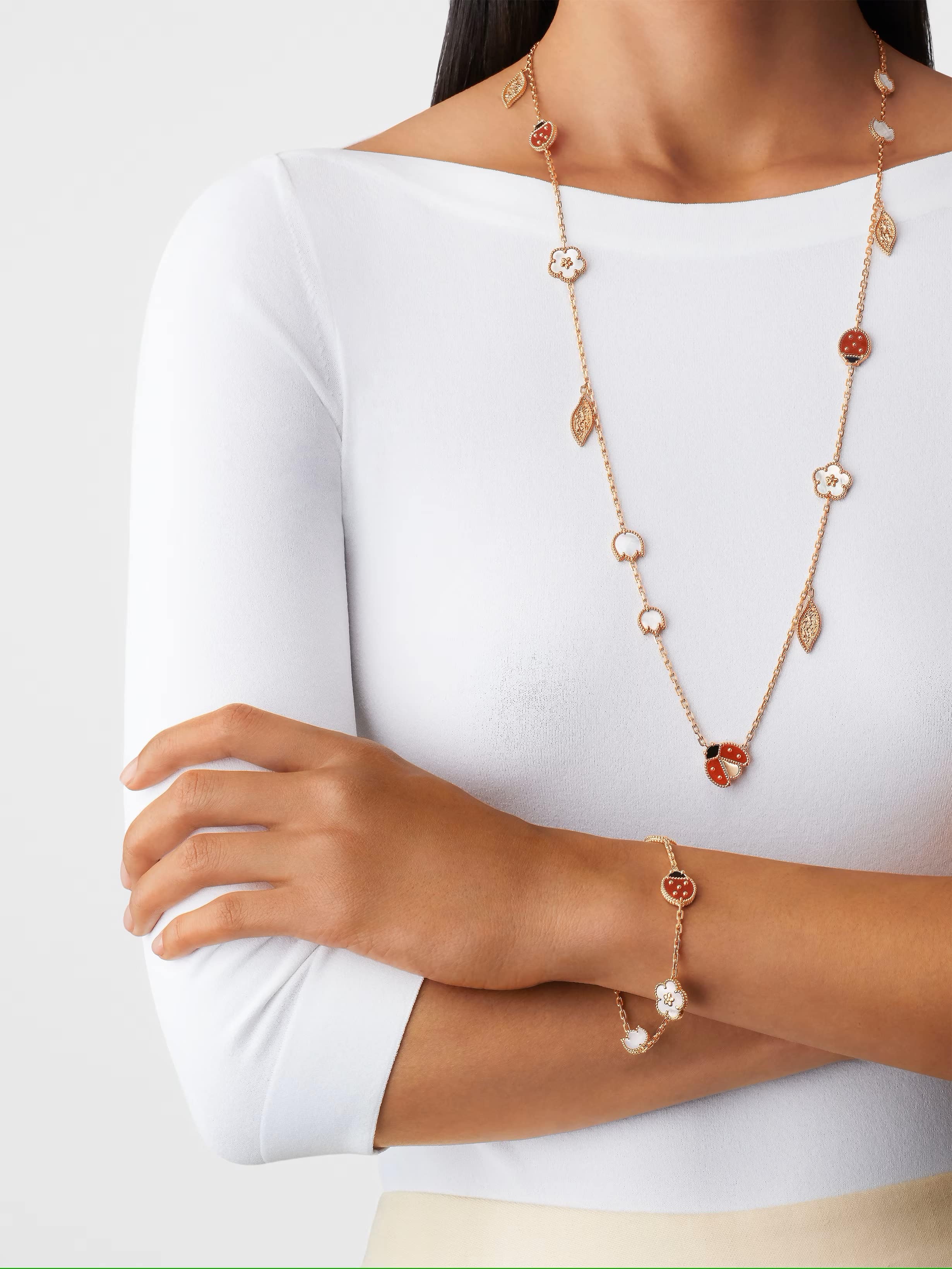 Vòng tay bọ rùa Van Cleef & Arpels Lucky Spring Bracelet 5 Motifs White Mother Of Pearl Carnelian VCARP7RR00 1