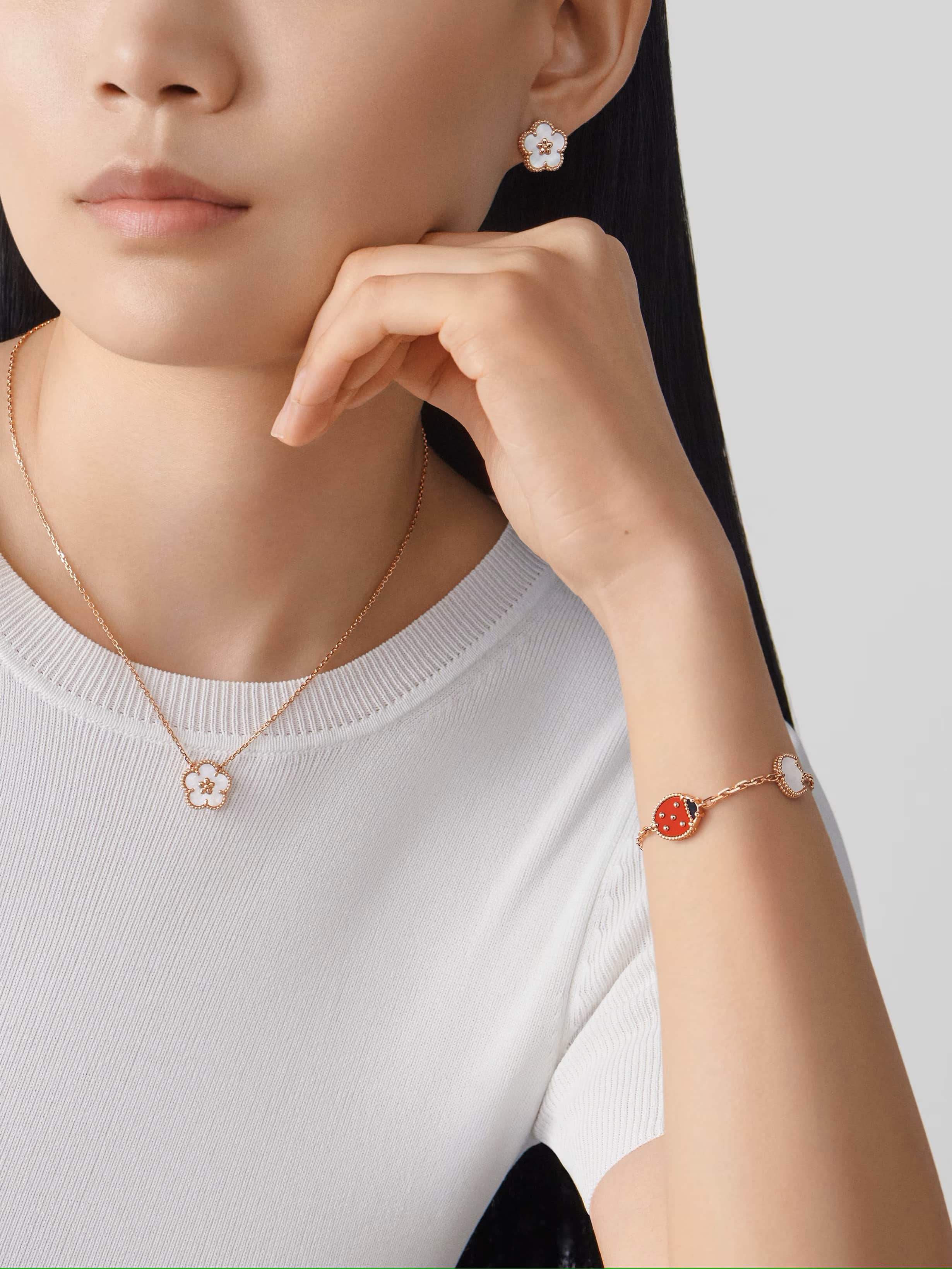 Vòng tay bọ rùa Van Cleef & Arpels Lucky Spring Bracelet 5 Motifs White Mother Of Pearl Carnelian VCARP7RR00 2