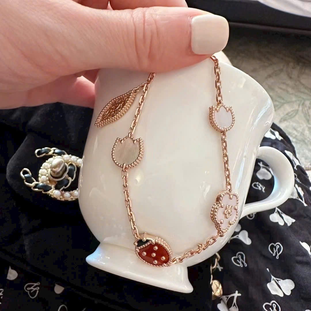 Vòng tay bọ rùa Van Cleef & Arpels Lucky Spring Bracelet 5 Motifs White Mother Of Pearl Carnelian VCARP7RR00 7