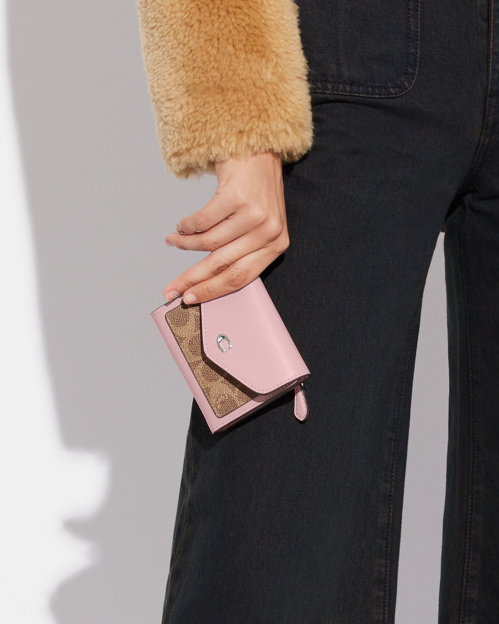 VÍ NỮ NGẮN COACH WYN SMALL WALLET IN COLORBLOCK SIGNATURE CANVAS CF937 1