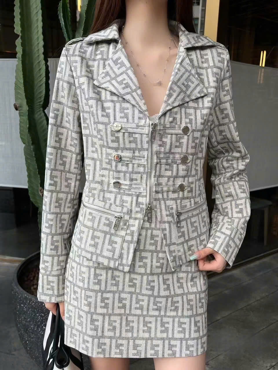 Set áo vest váy ngắn đính nút Fendi 2