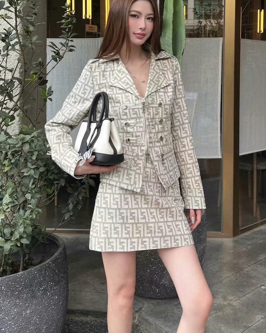 Set áo vest váy ngắn đính nút Fendi 3