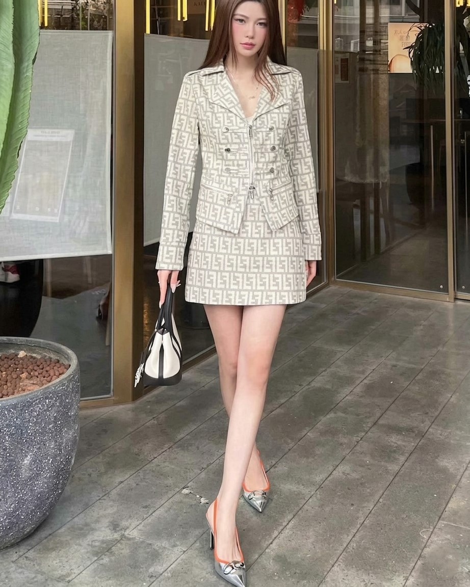 Set áo vest váy ngắn đính nút Fendi 6