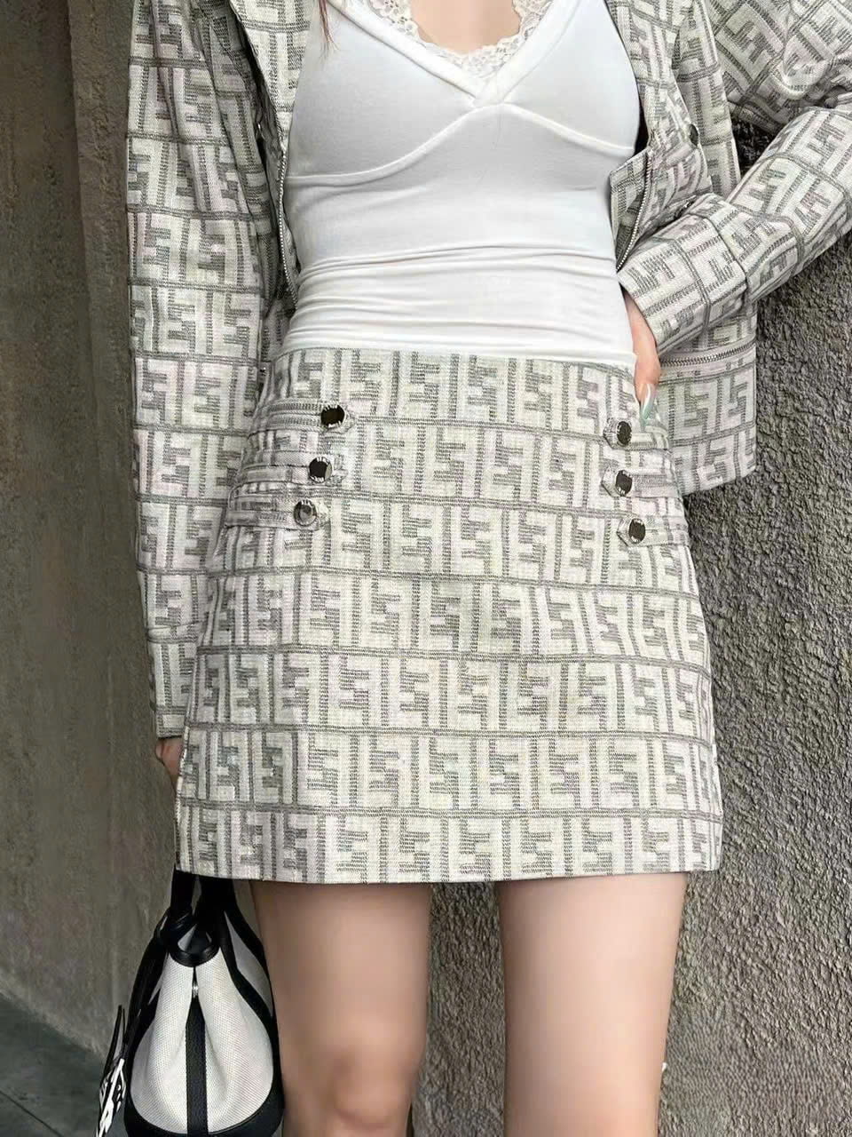 Set áo vest váy ngắn đính nút Fendi 7