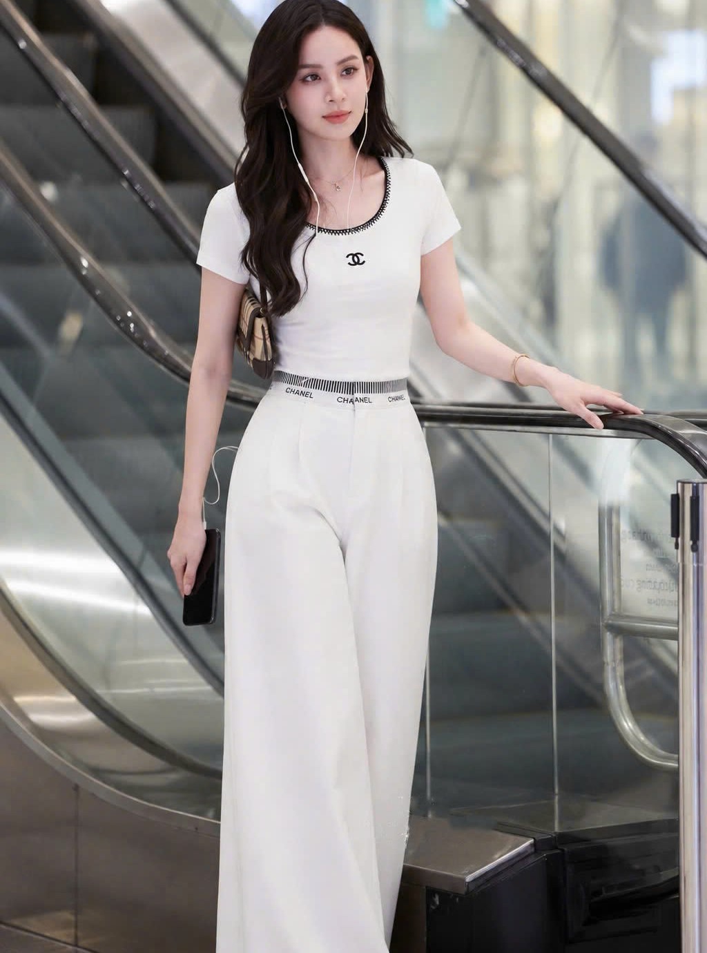 Set áo tay ngắn quần dài suông phối màu trắng đen Chanel 7