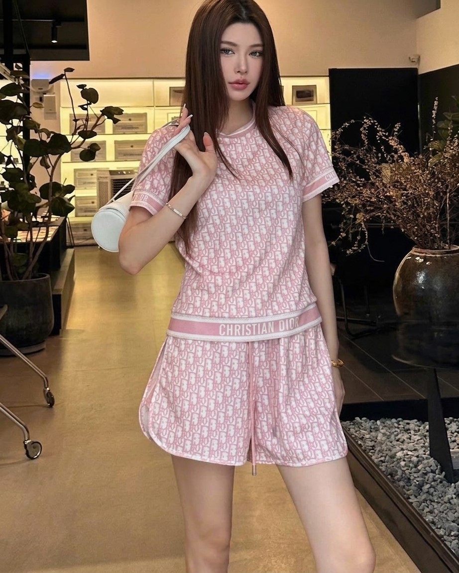 Set áo cổ tròn quần ngắn họa tiết hãng Dior 2