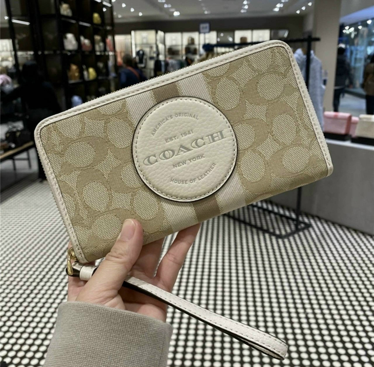 VÍ DÀI NỮ COACH DEMPSEY LARGE PHONE WALLET IN SIGNATURE JACQUARD WITH STRIPE AND COACH PATCH 11
