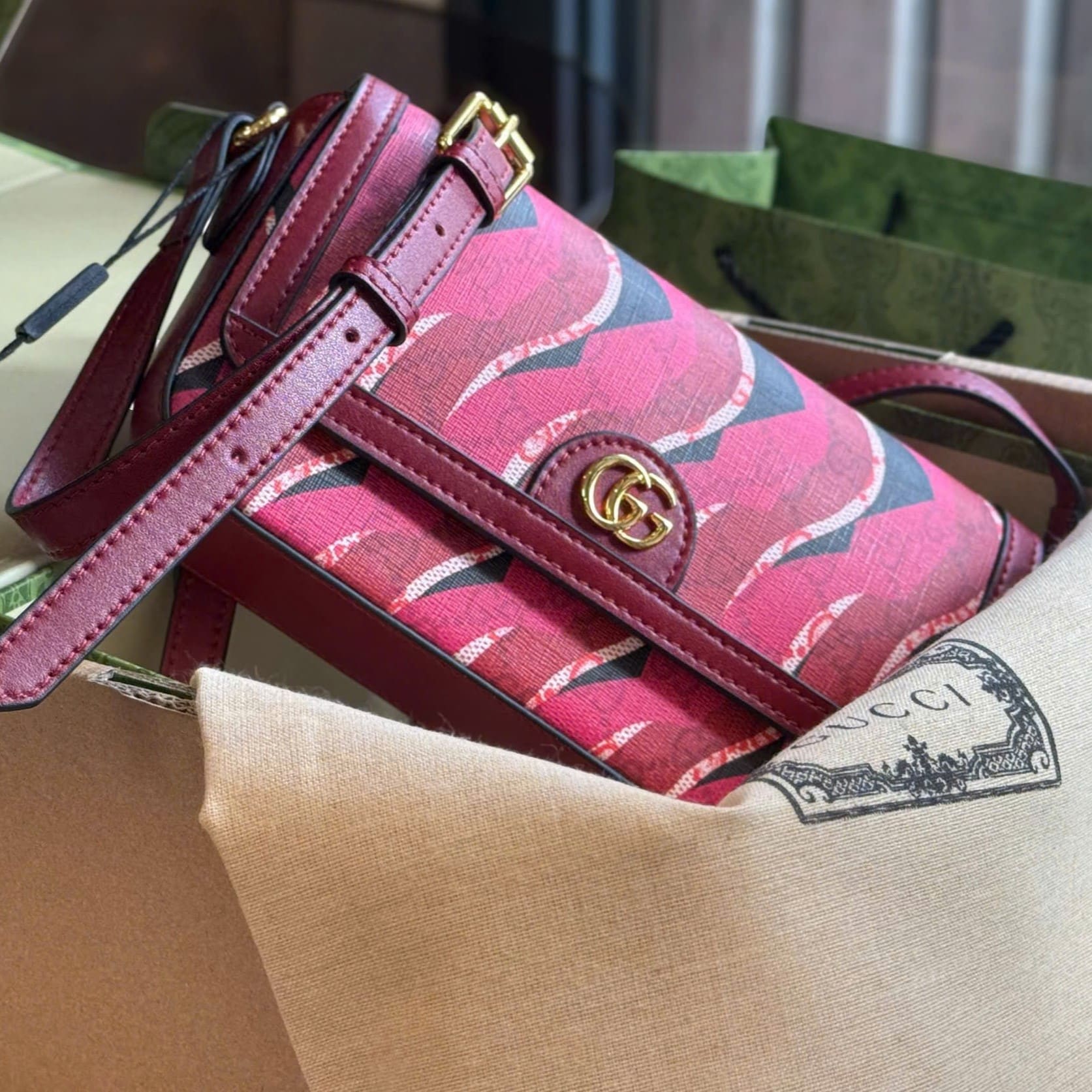Túi Gucci Small Shoulder Bag With GG Supreme Canvas Snake Motif 13