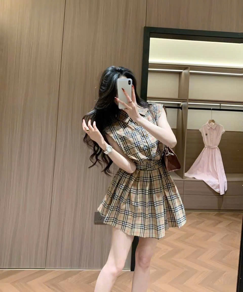 Áo đầm sọc nâu lớn dáng xòe Burberry 3