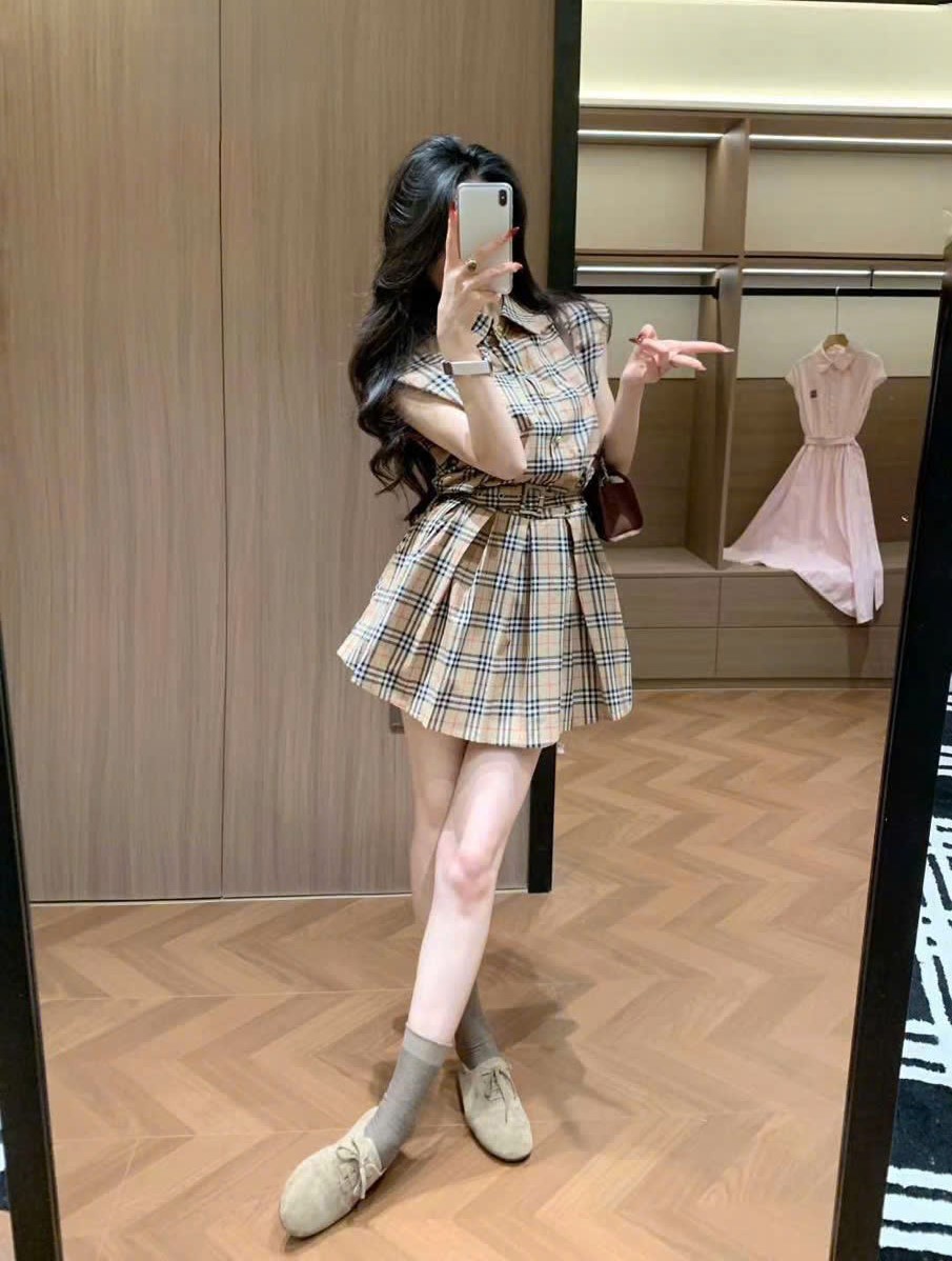 Áo đầm sọc nâu lớn dáng xòe Burberry 10