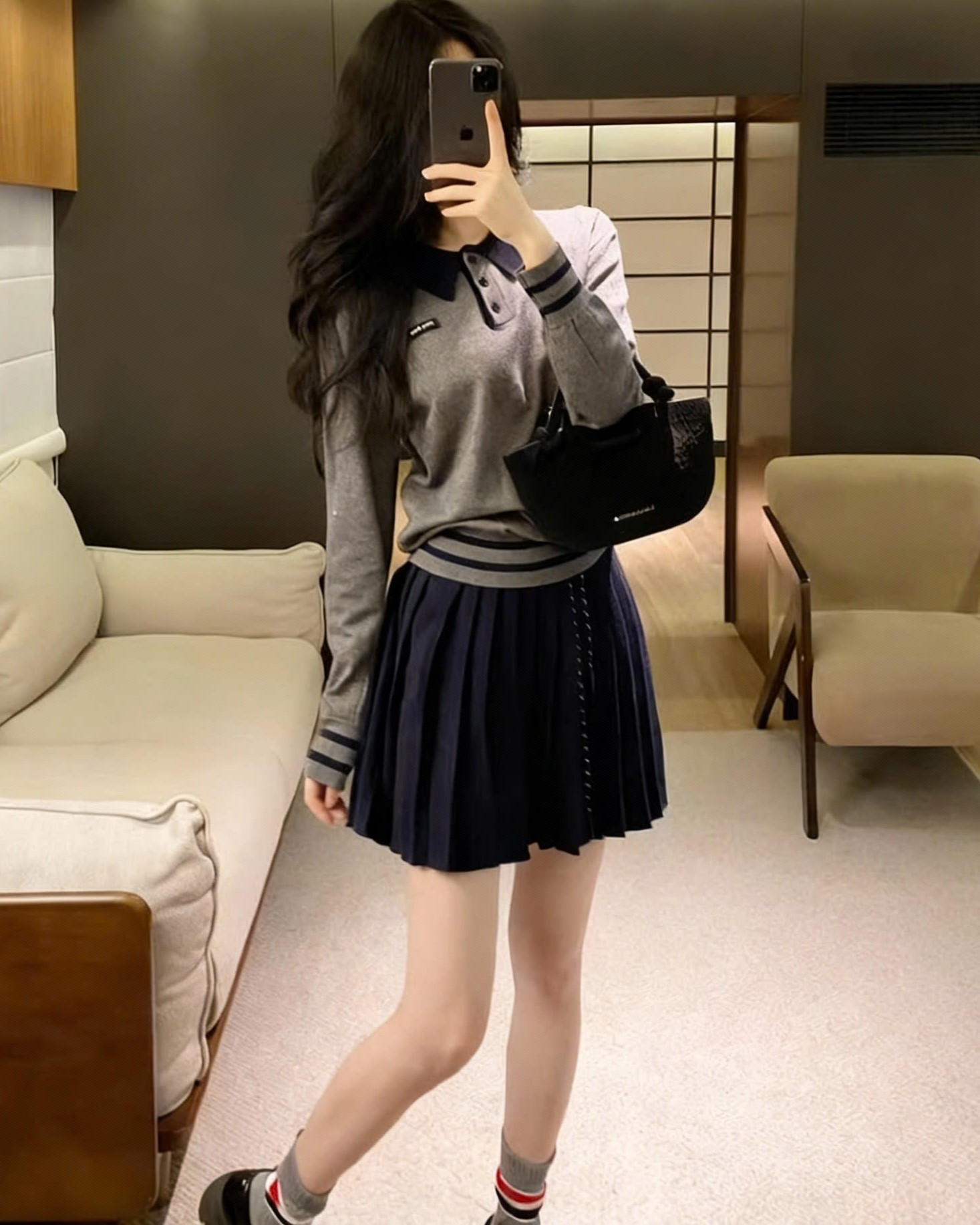 Set áo tay dài màu xám váy ngắn xếp ly Miu Miu 1