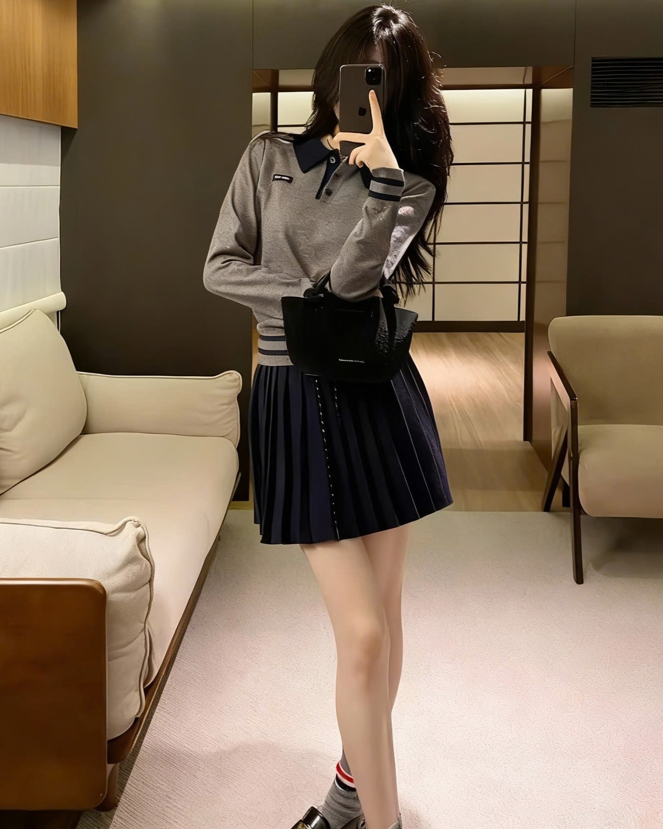 Set áo tay dài màu xám váy ngắn xếp ly Miu Miu 2