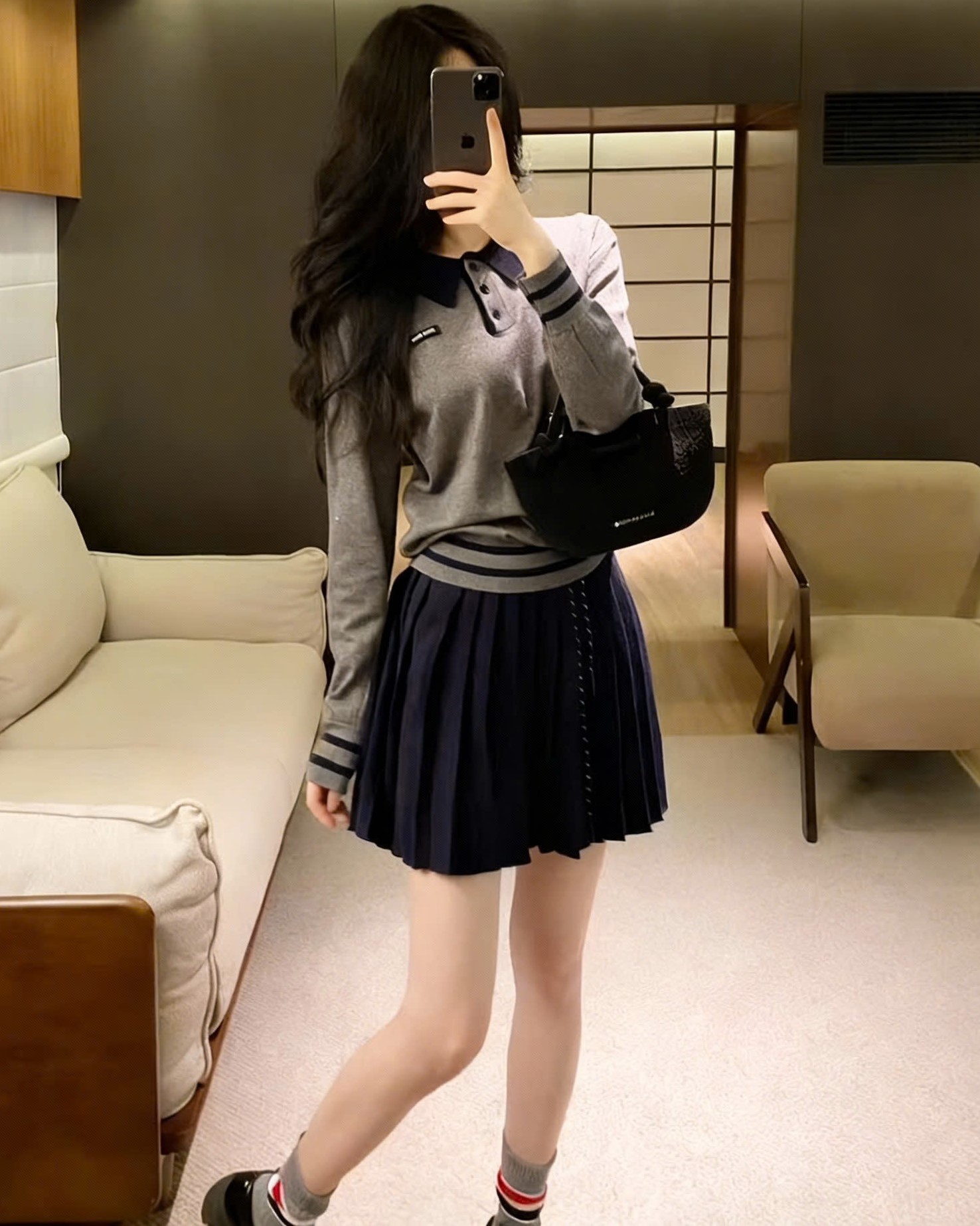 Set áo tay dài màu xám váy ngắn xếp ly Miu Miu 4