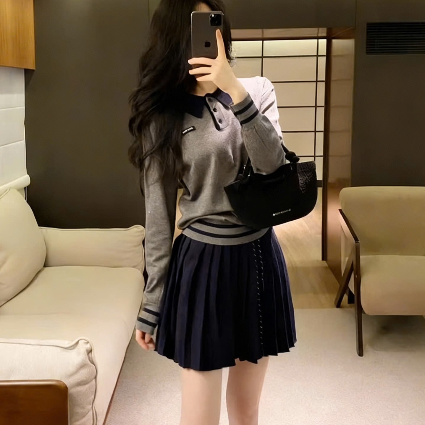 Set áo tay dài màu xám váy ngắn xếp ly Miu Miu 5