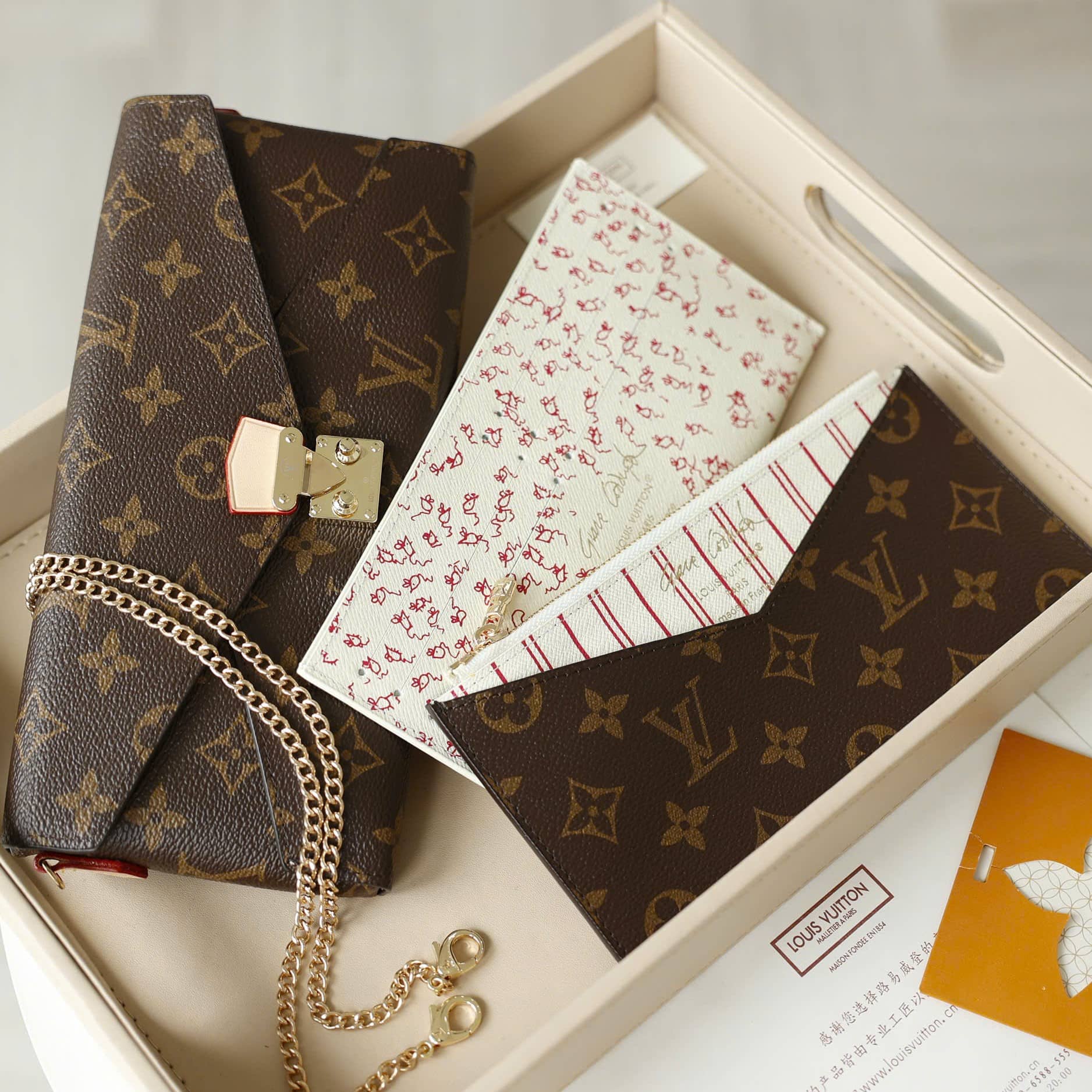 Túi Louis Vuitton Travels With Grace Coddington Kirigami Organizer On Chain 3