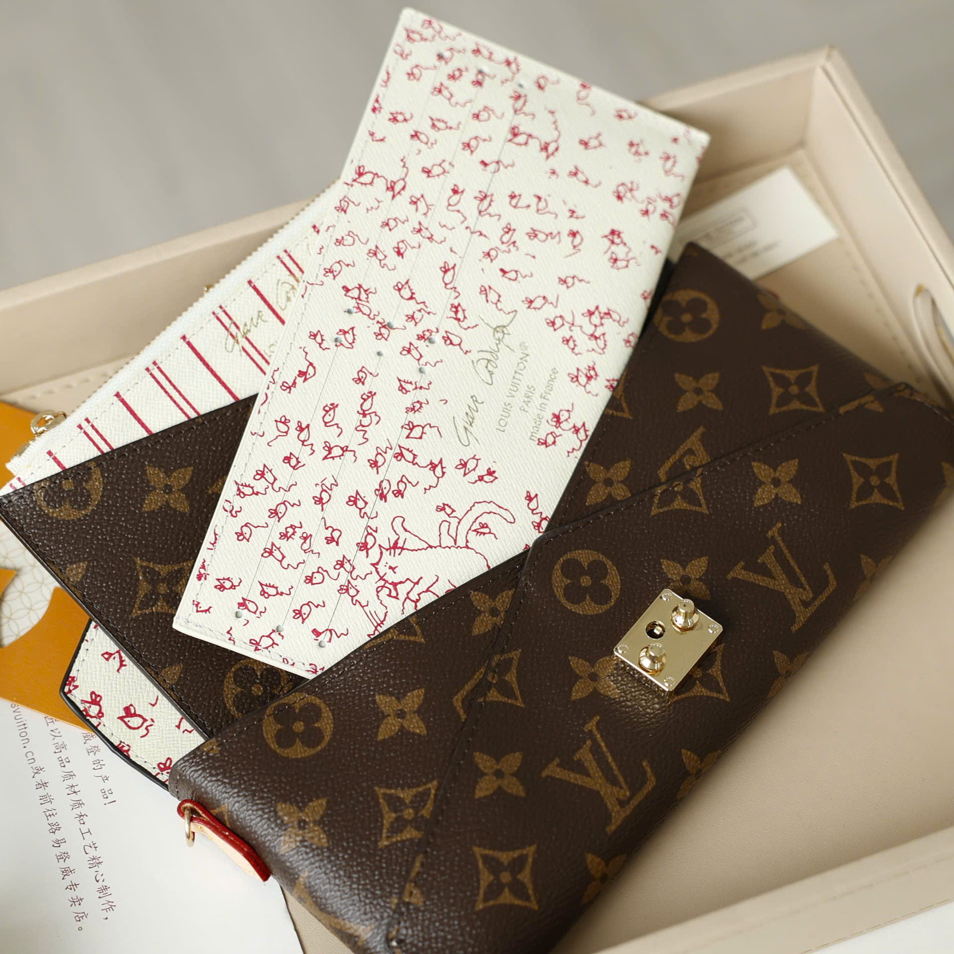 Túi Louis Vuitton Travels With Grace Coddington Kirigami Organizer On Chain 4