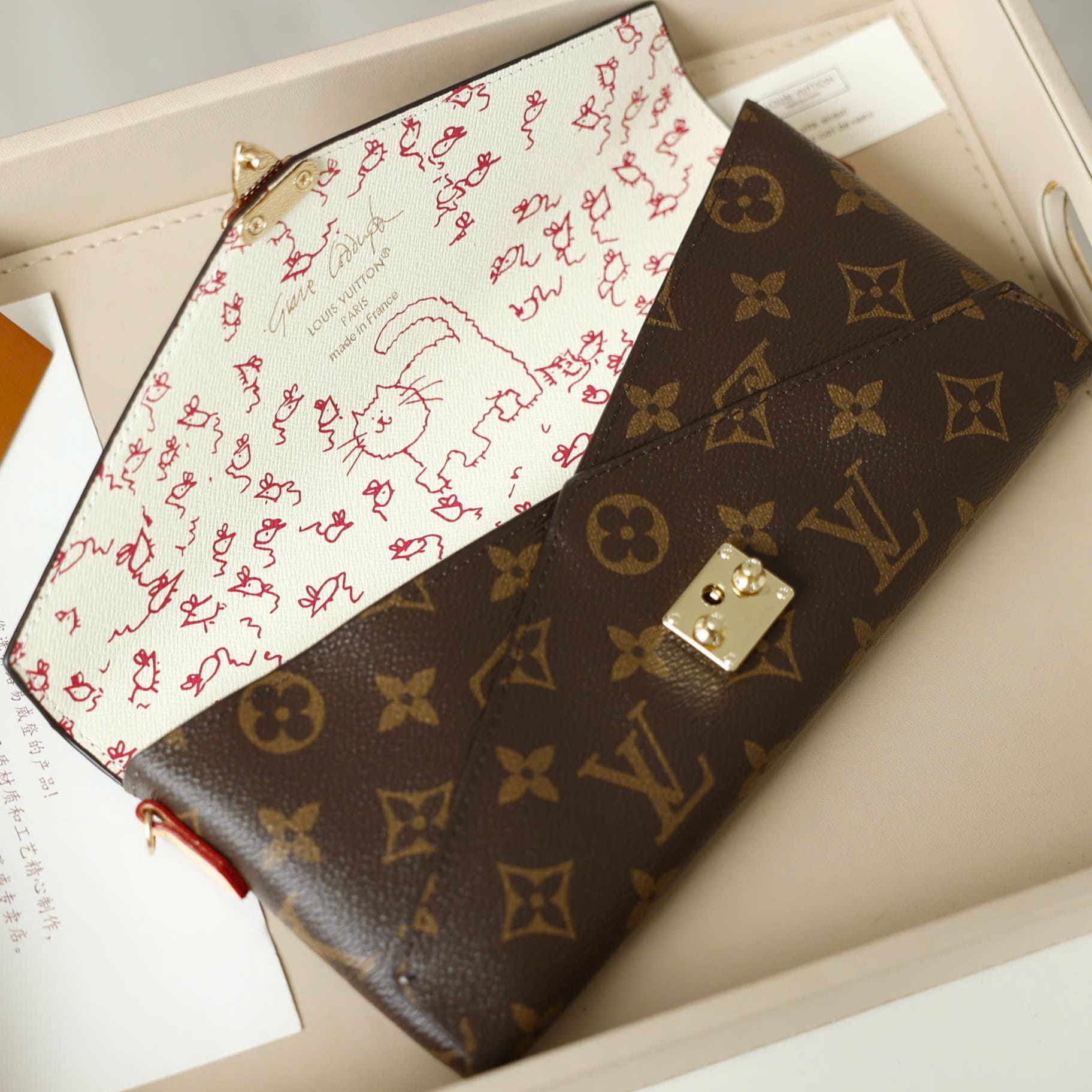 Túi Louis Vuitton Travels With Grace Coddington Kirigami Organizer On Chain 14