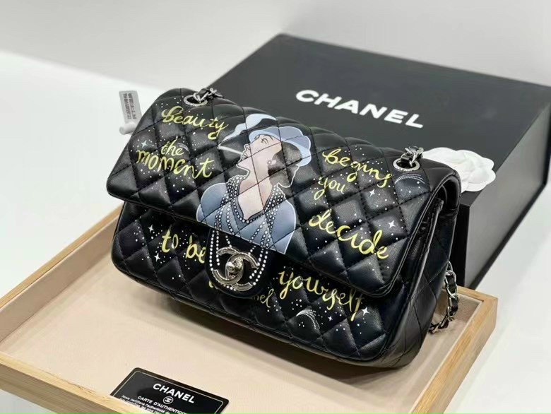 TÚI CHANEL CLASSIC IN CHỮ HÌNH CÔ GÁI LIMITED 3