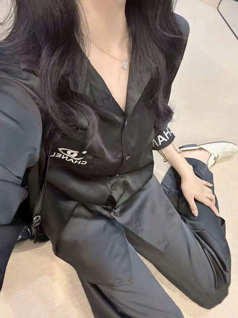 Sét lụa áo sơ mi quần dài đen CHANEL 2