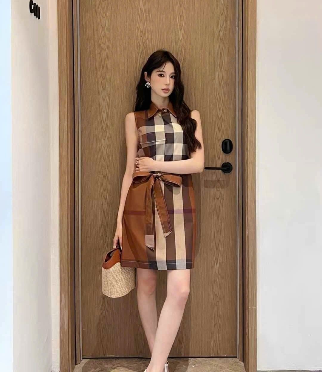 Đầm nữ sát nách nâu sọc đứng Burberry 3