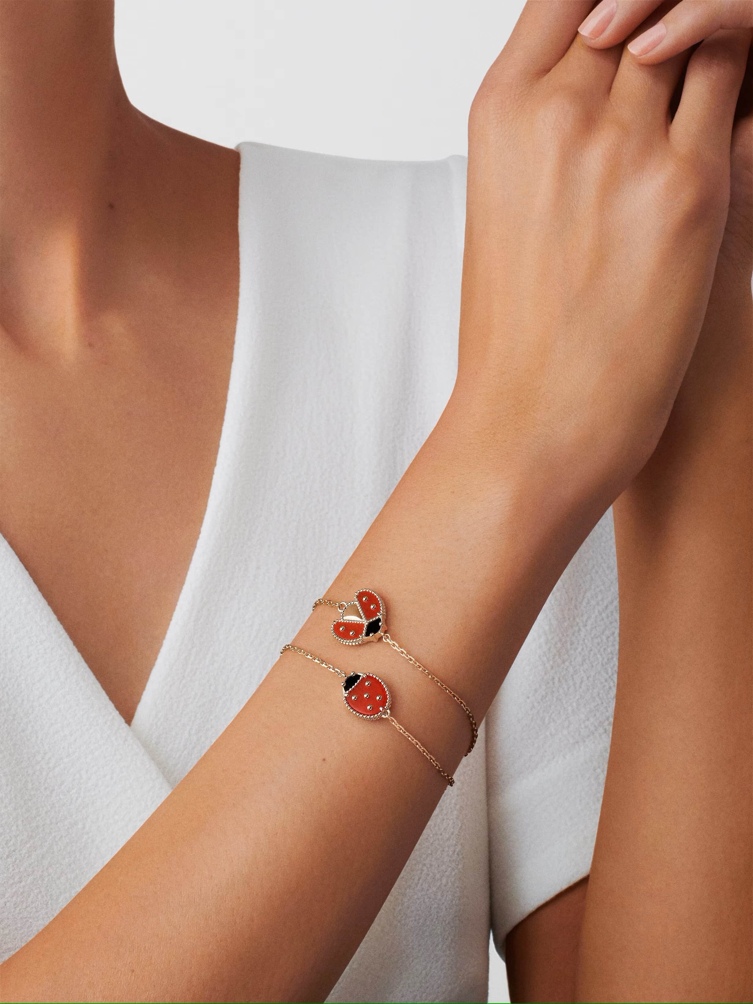 Vòng tay bọ rùa Van Cleef Arpels Lucky Spring Bracelet Closed Wings Ladybug Rose Gold Carnelian VCARP7R000 1