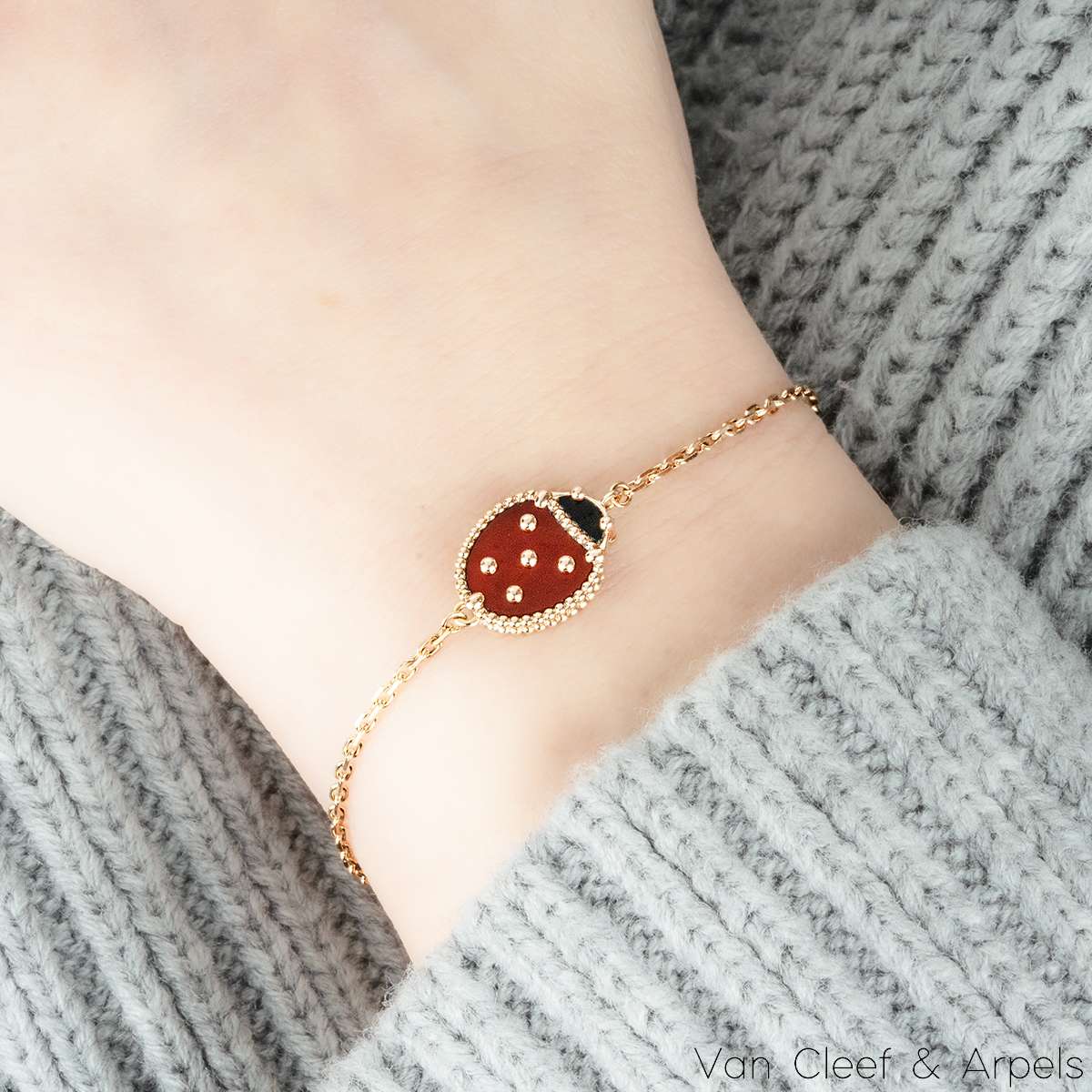 Vòng tay bọ rùa Van Cleef Arpels Lucky Spring Bracelet Closed Wings Ladybug Rose Gold Carnelian VCARP7R000 3