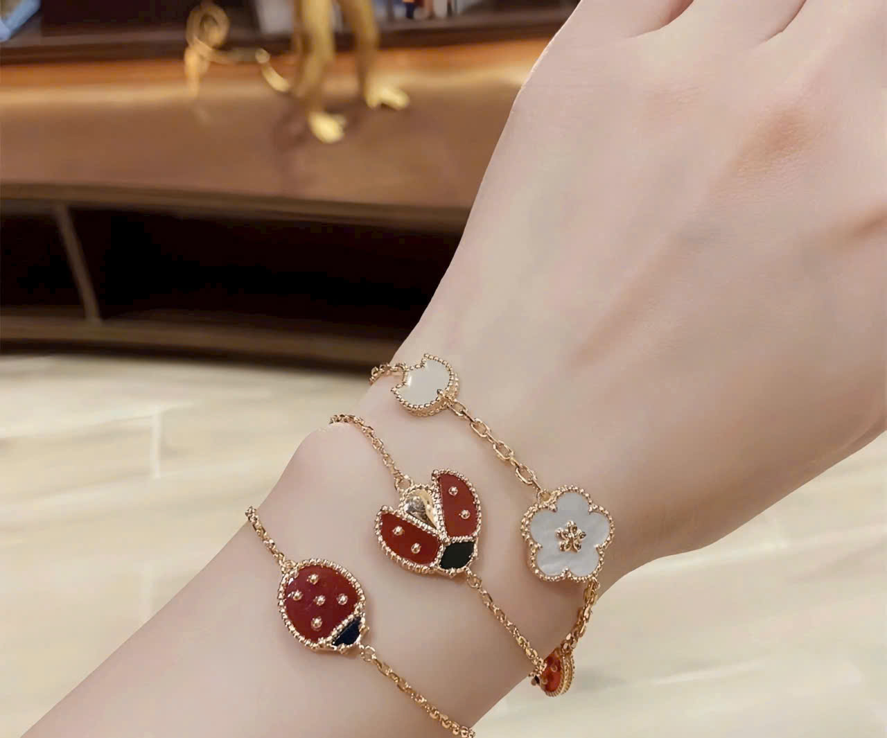 Vòng tay bọ rùa Van Cleef Arpels Lucky Spring Bracelet Closed Wings Ladybug Rose Gold Carnelian VCARP7R000 11