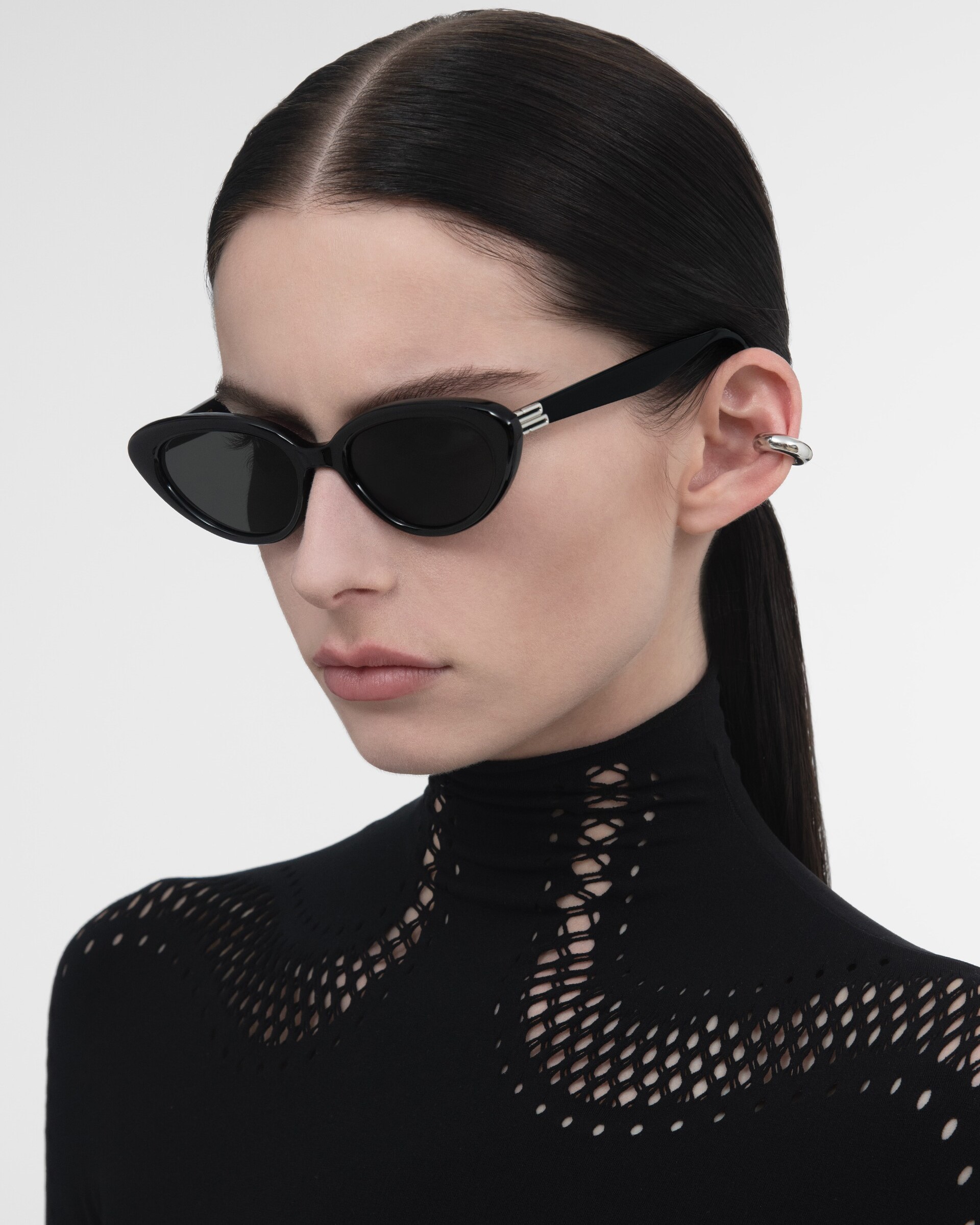 Kính râm Gentle Monster Mondri 01 Cat-eye Black Lenses Black Acetate Frame 4