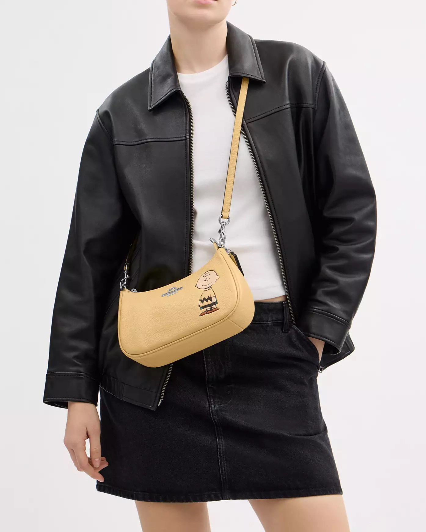 Túi Coach X Peanuts Teri Shoulder Bag With Charlie Brown Hay Multi CBJ83 6