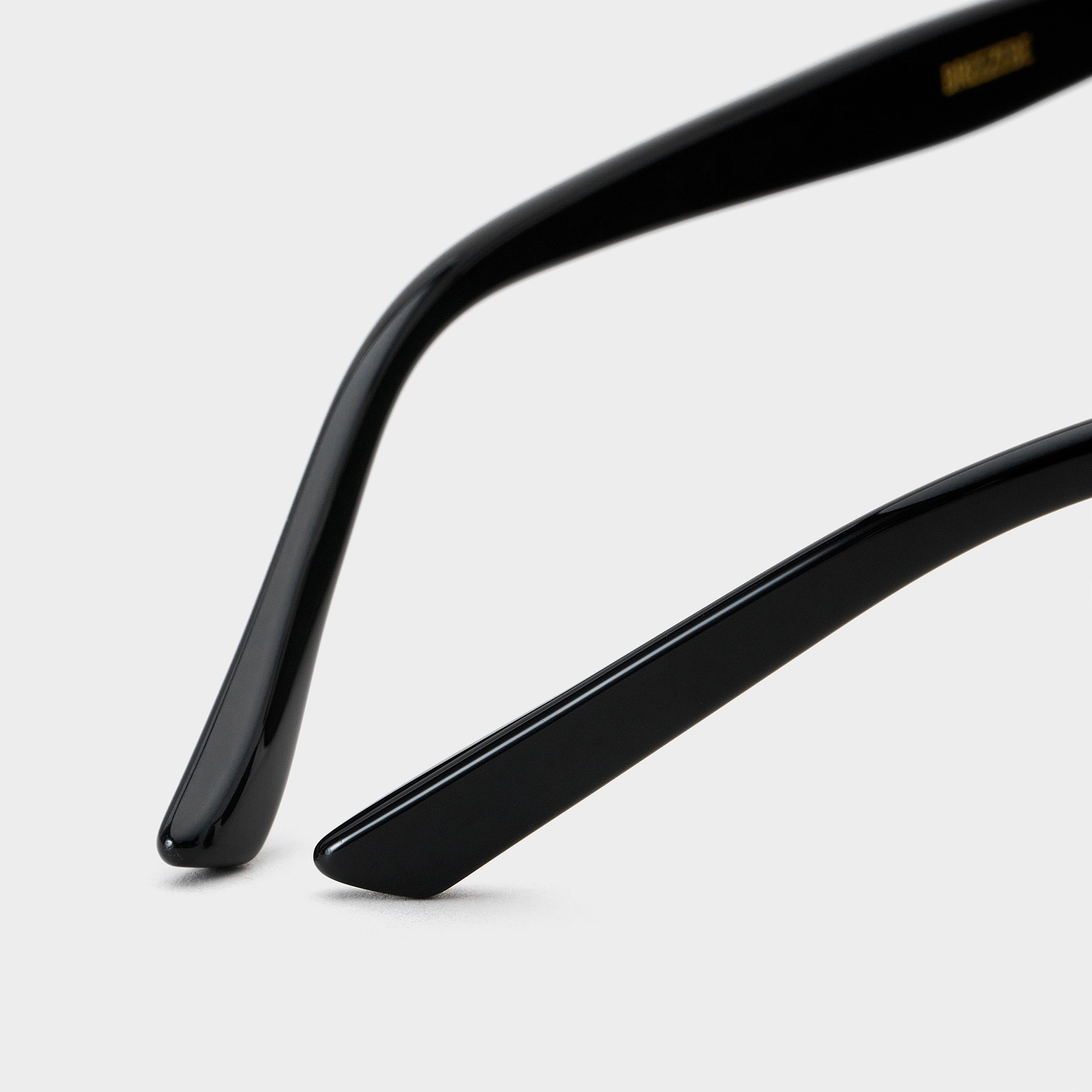 Mắt Kính Gentle Monster Breezebe 01 Black Lenses Black Acetate Frame 21
