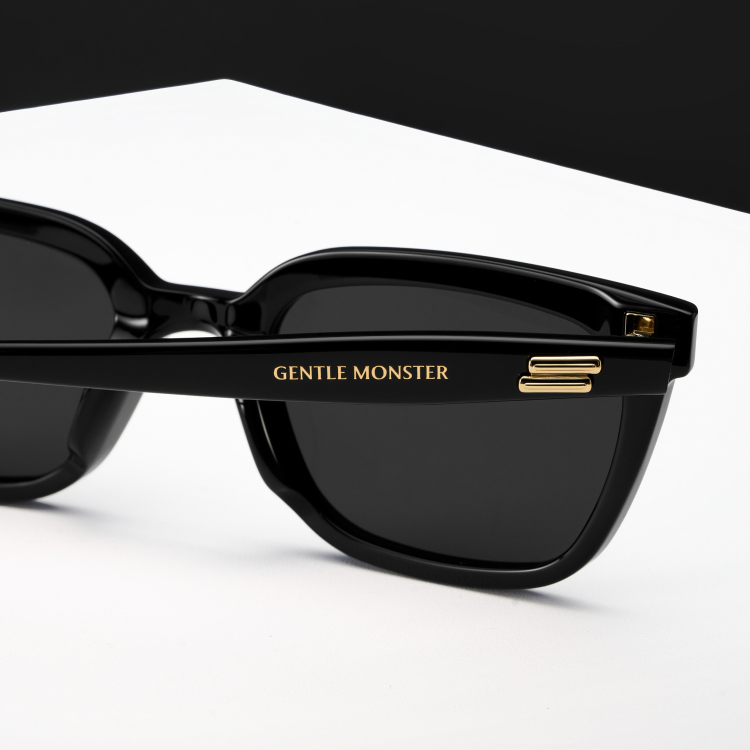 Mắt Kính Gentle Monster Breezebe 01 Black Lenses Black Acetate Frame 23
