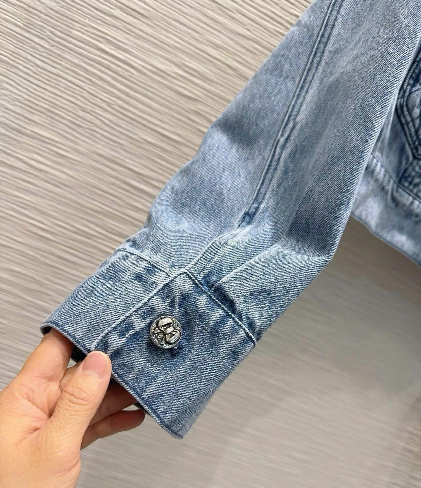Áo khoác jean canh lợt họa tiết logo hãng Chanel 1