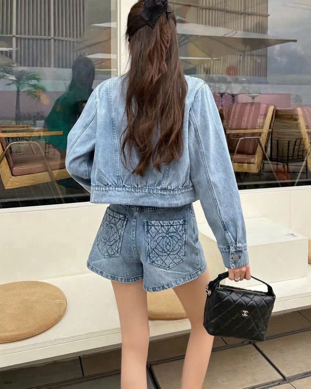 Áo khoác jean canh lợt họa tiết logo hãng Chanel 4