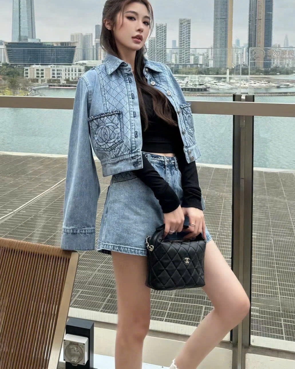 Áo khoác jean canh lợt họa tiết logo hãng Chanel 5