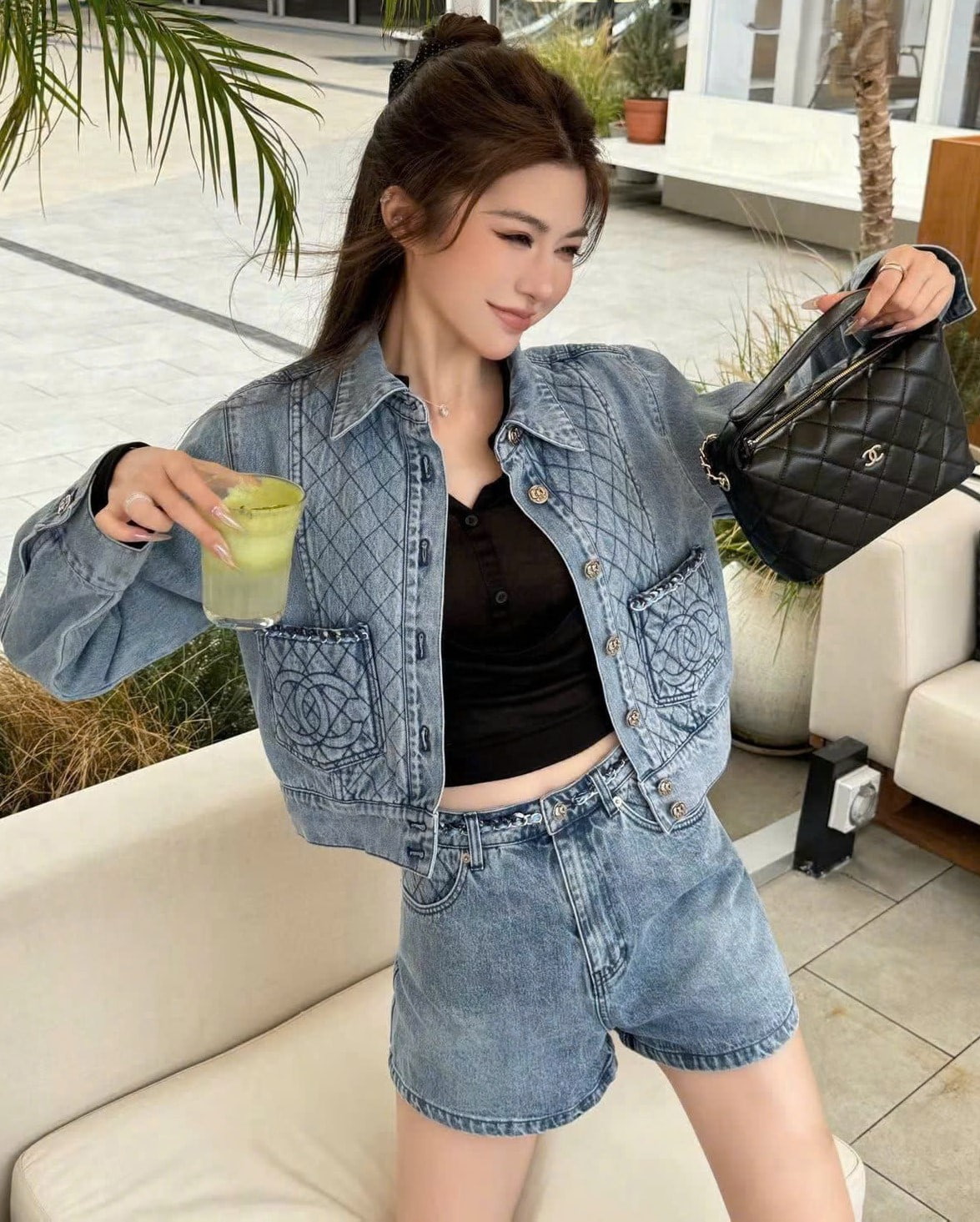 Áo khoác jean canh lợt họa tiết logo hãng Chanel 6