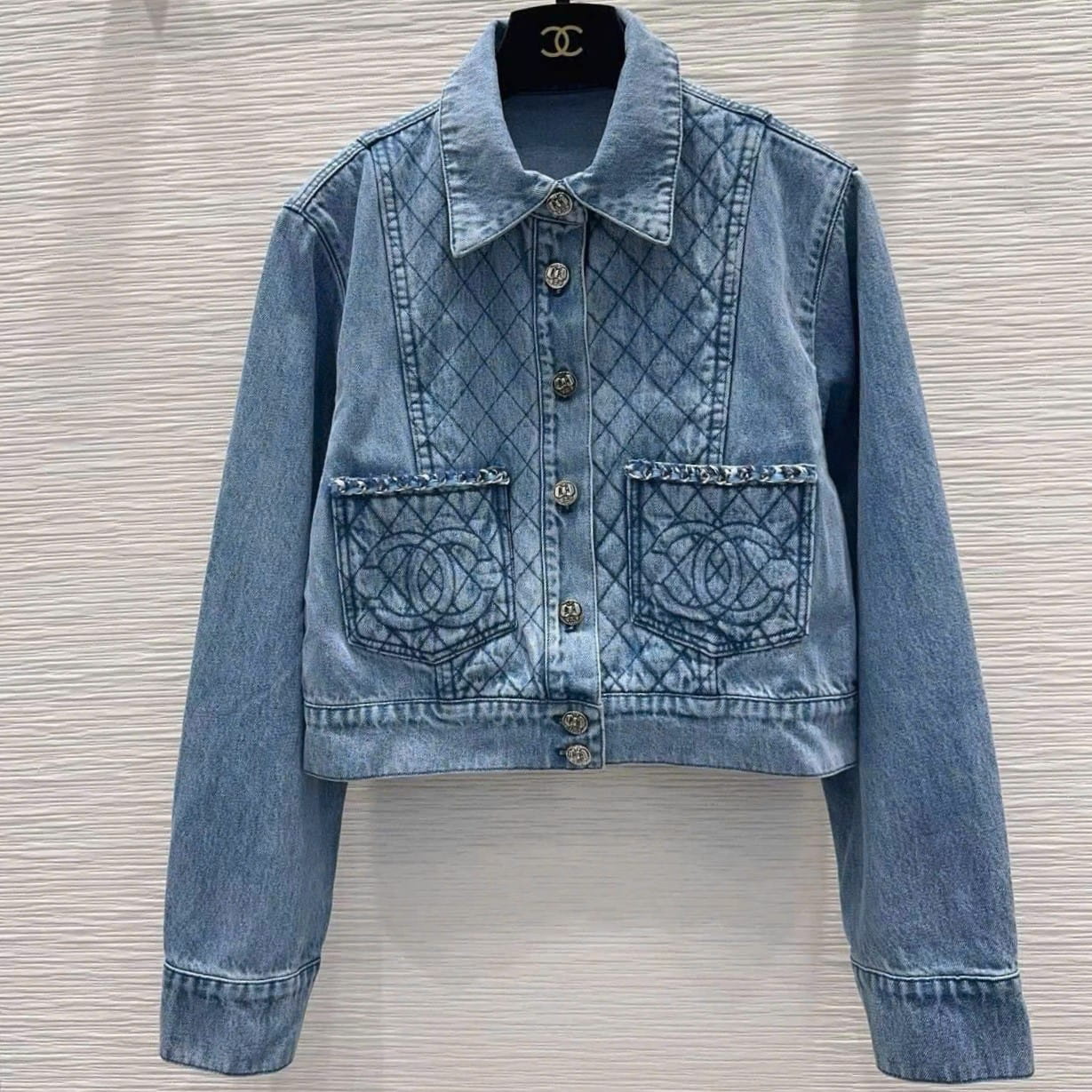 Áo khoác jean canh lợt họa tiết logo hãng Chanel 8
