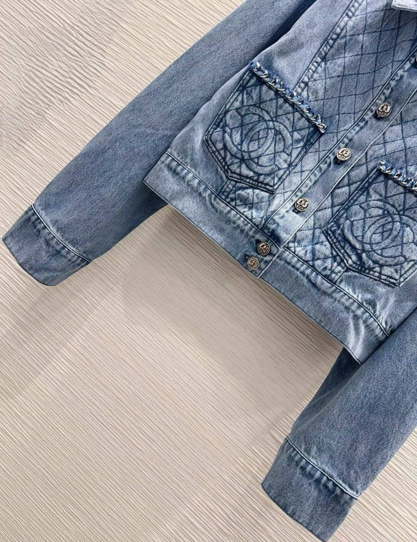 Áo khoác jean canh lợt họa tiết logo hãng Chanel 7