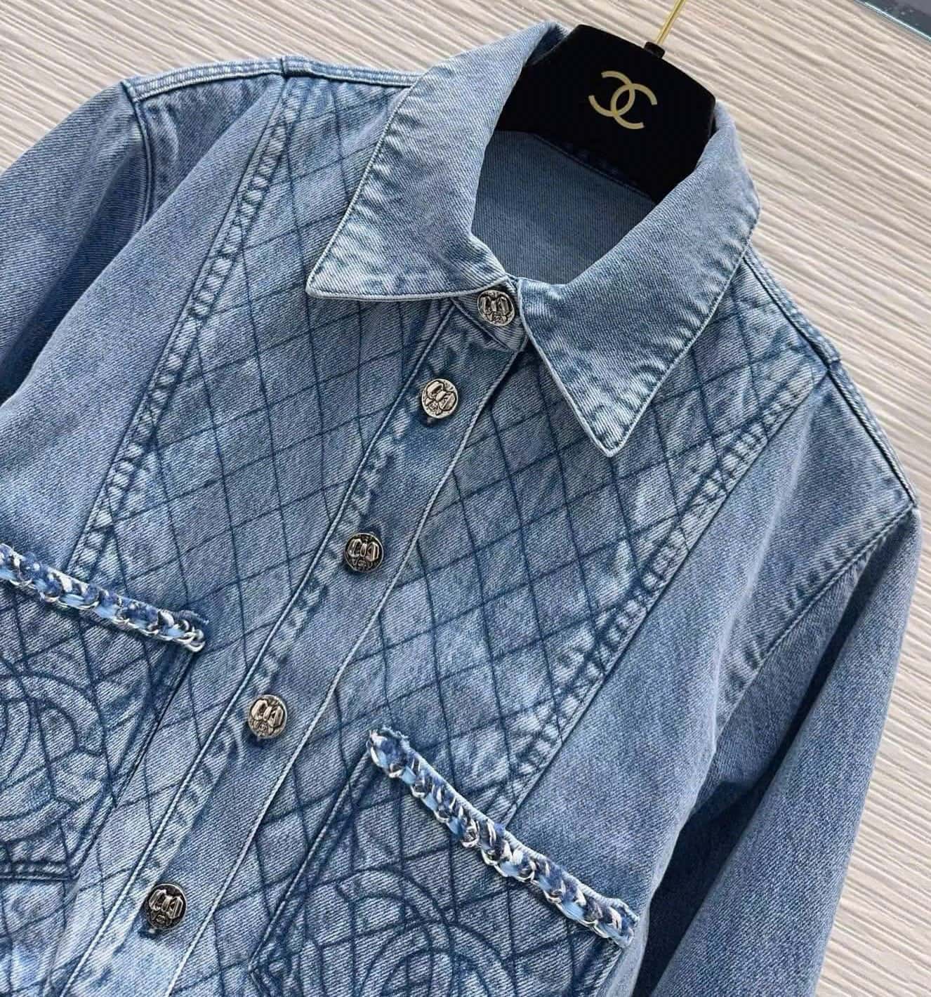Áo khoác jean canh lợt họa tiết logo hãng Chanel 9