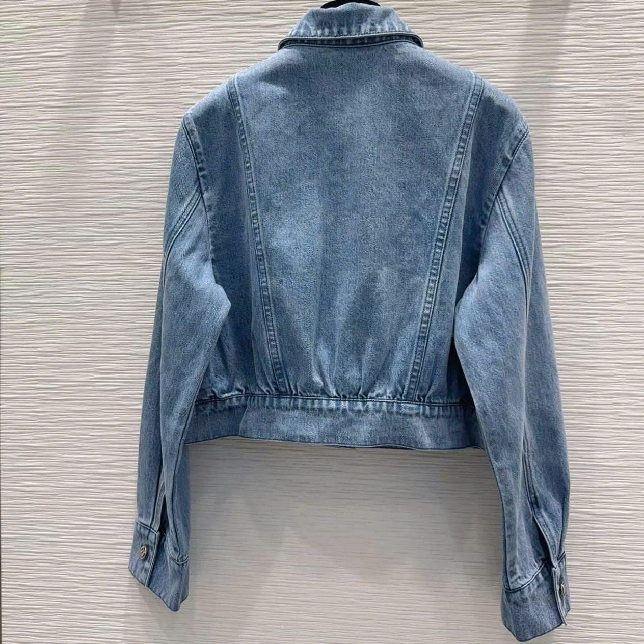Áo khoác jean canh lợt họa tiết logo hãng Chanel 10