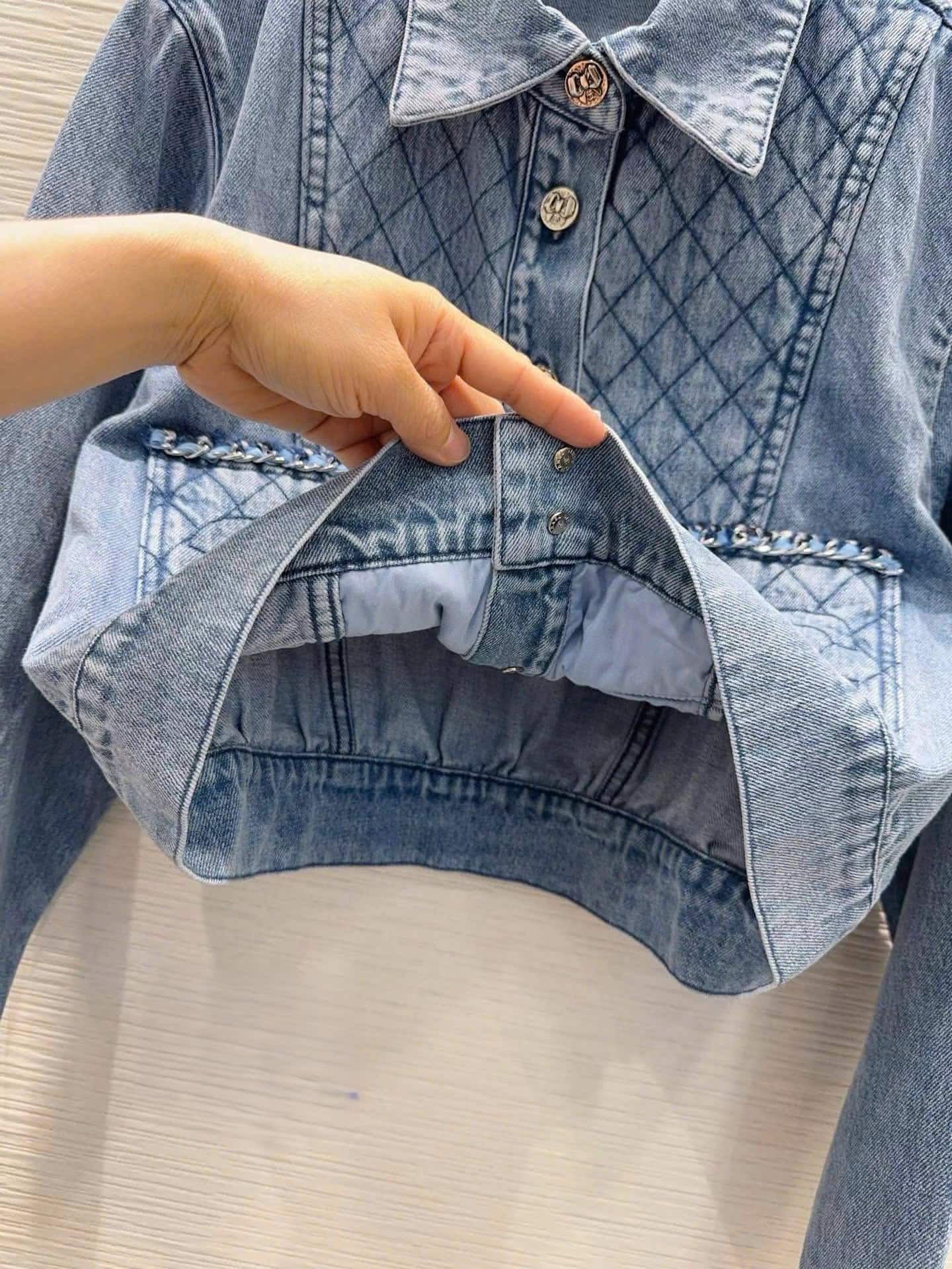 Áo khoác jean canh lợt họa tiết logo hãng Chanel 11