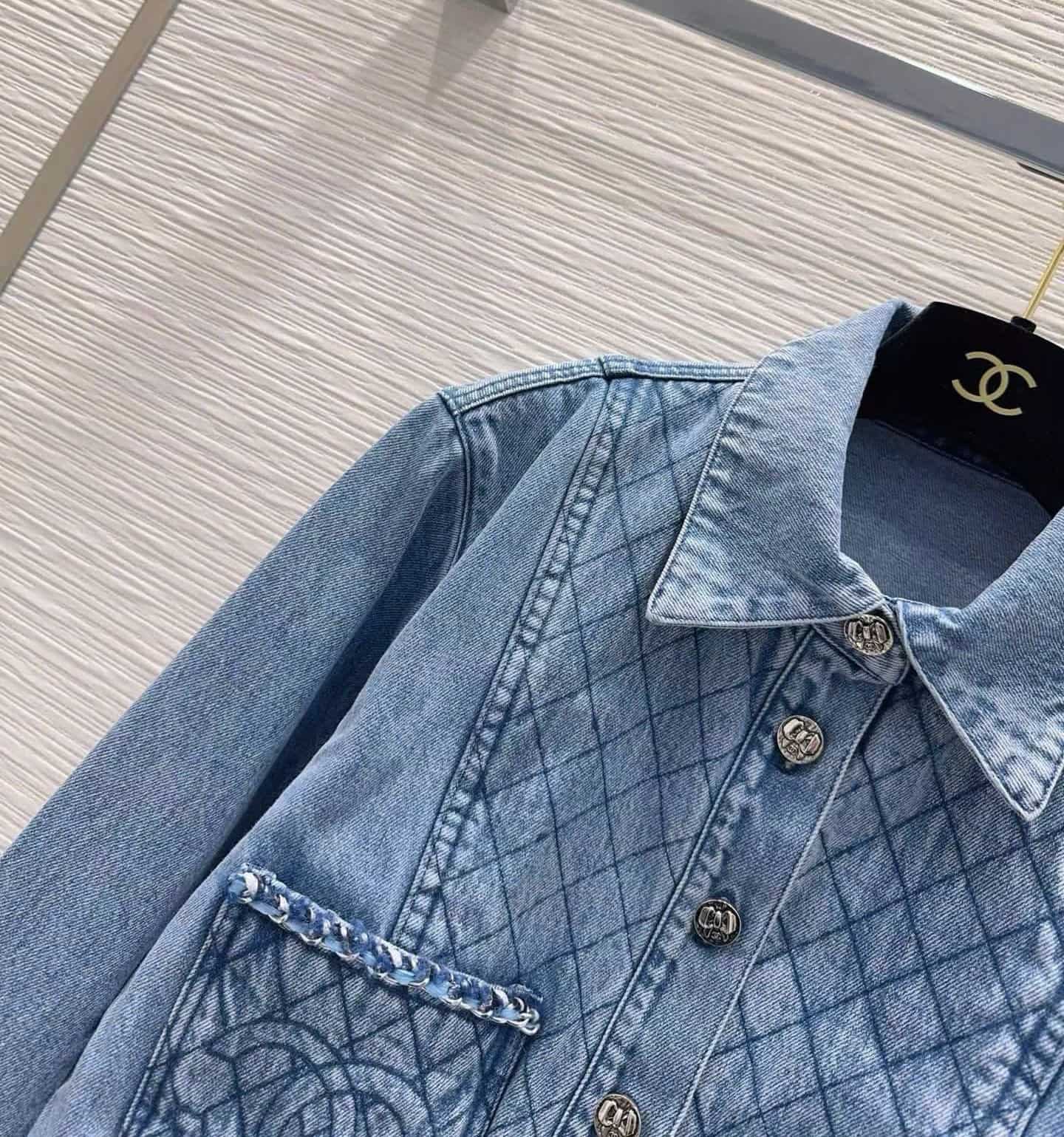Áo khoác jean canh lợt họa tiết logo hãng Chanel 13