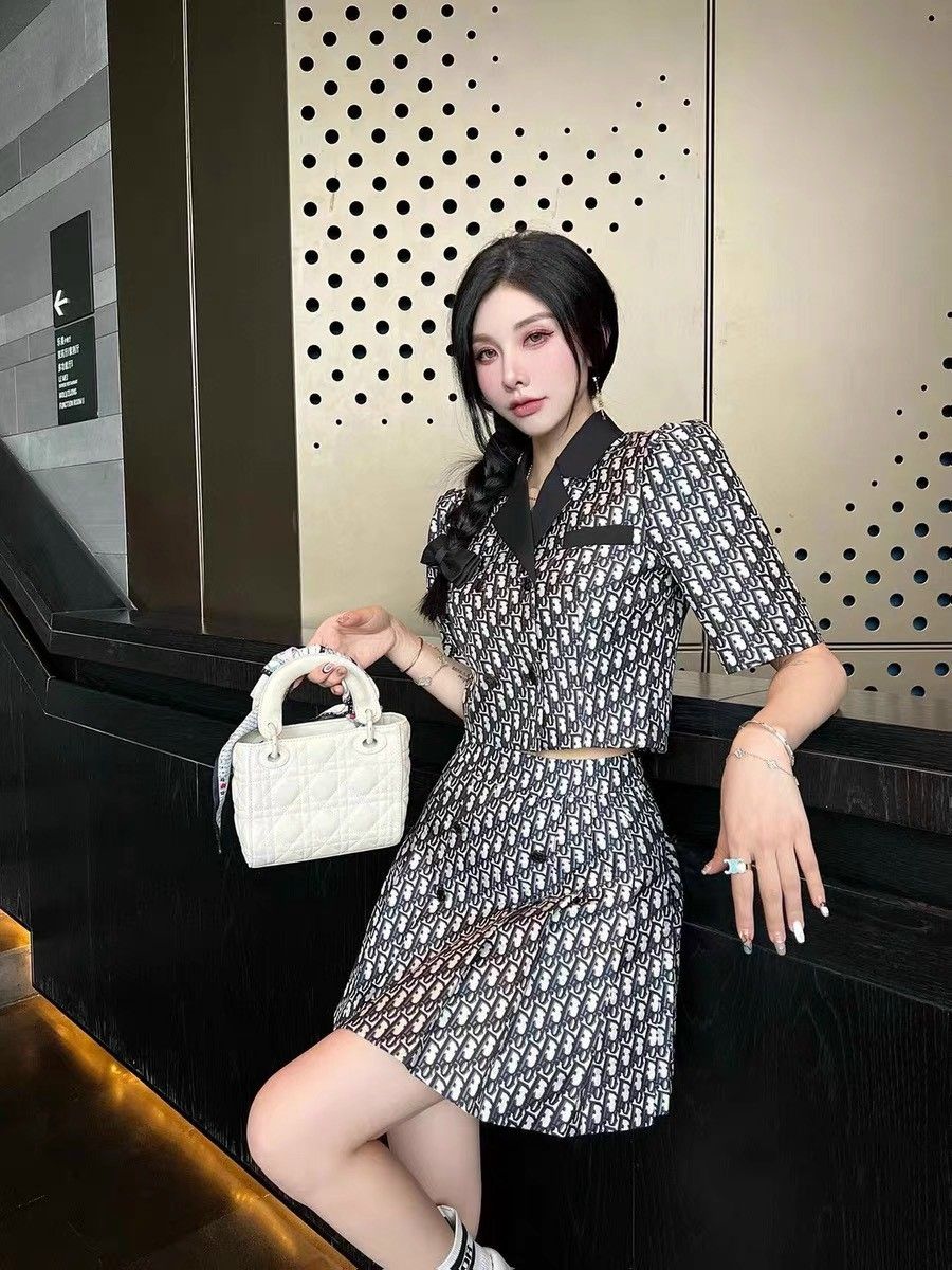 So kè mẫu váy Dior giữa Thanh Hằng và Jisoo: Ai đẹp hơn?