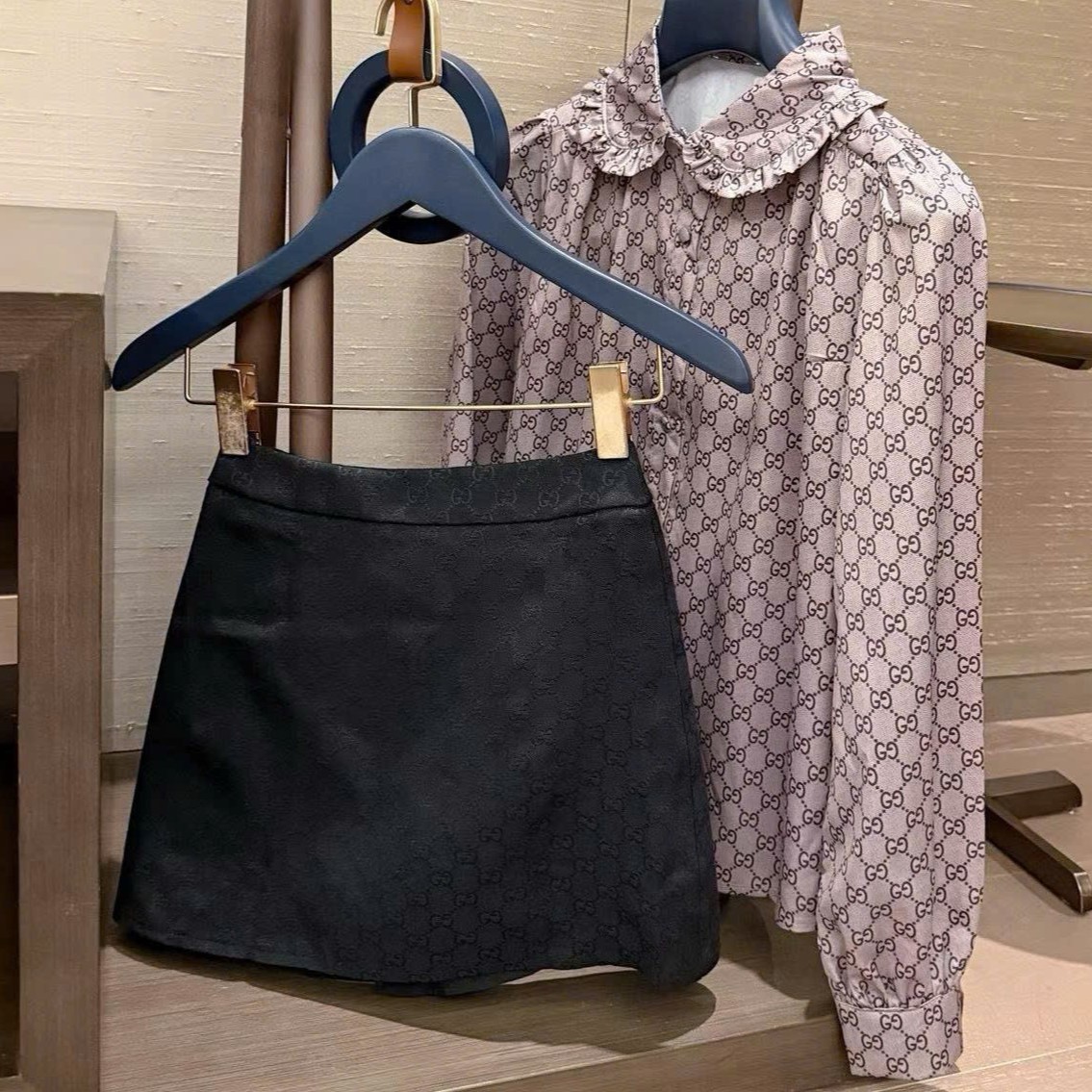 Set áo sơ mi nâu tím chân váy ngắn đen Gucci 1