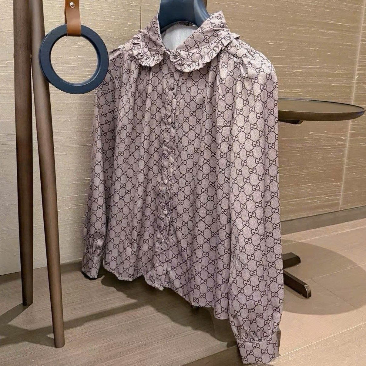 Set áo sơ mi nâu tím chân váy ngắn đen Gucci 2