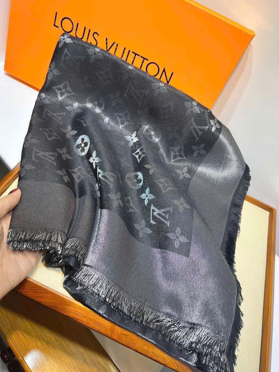 Khăn Choàng LV Louis Vuitton Monogram Shine Shawl Black M75123 7