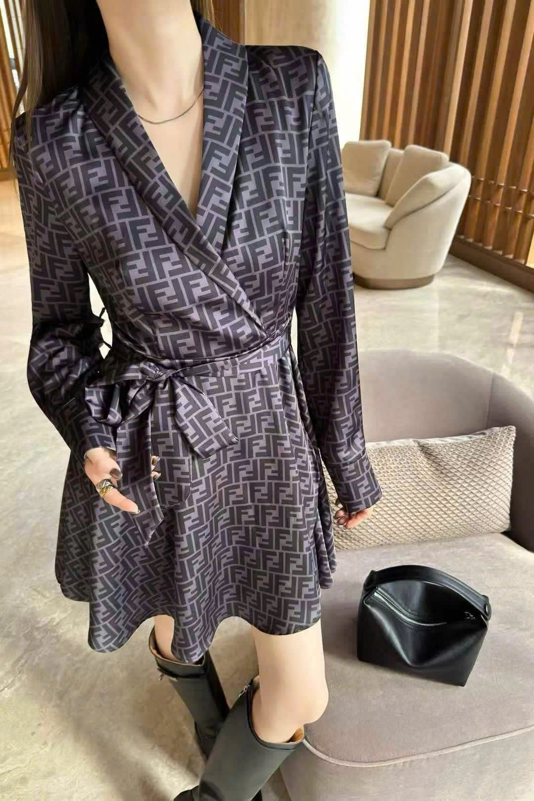 Đầm cổ vest dáng xòe Fendi 1
